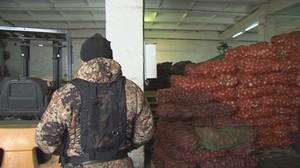 оперативники ФСБ изъяли тонны санкционных продуктов с овощебазы
