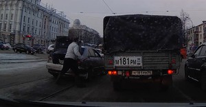 Владелец BMW в центре Екатеринбурга избил чужую машину молотком